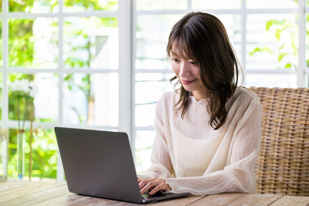 主婦がパソコン