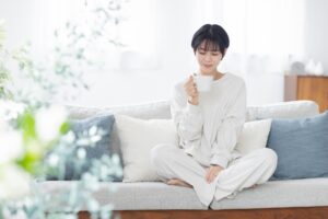 早朝にコーヒーを飲む女性